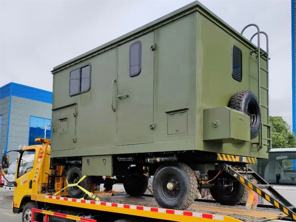 拖掛越野餐車